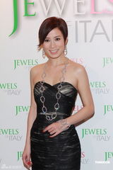 组图：佘诗曼低胸裙性感亮相 笑谈解约称TVB是娘家