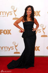 组图：艾美奖红毯 凯莉-安-爱娜巴黑色裹胸裙