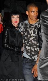 组图：麦当娜与男友十指紧扣 变娇羞小女人