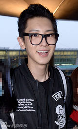 组图：EXO返韩现身机场 Kris抱礼物满载而归