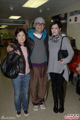 组图：欧阳震华出院流泪谢老婆 称病发无关酒精