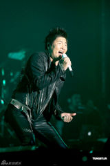 组图：孙楠无锡演唱会秀才艺 张靓颖亮相再现海豚音