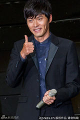 高清组图：玄彬上海开唱 与粉丝合影自拍乐陶陶