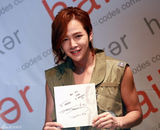 高清图：韩国演员张根硕参加某代言服装签名会