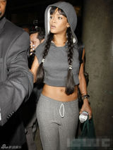 组图：蕾哈娜梳麻花辫可爱 穿露脐装秀小蛮腰