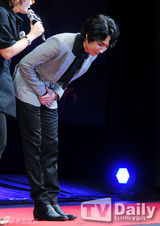 组图：MBLAQ李准宣传《演员》自认新人跪地行礼