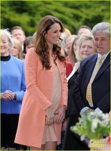 组图：凯特王妃大肚做访问 被传怀小王子