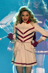 组图：麦当娜挑逗肌肉男上演致命诱惑