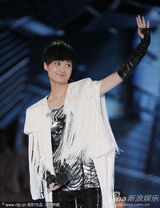 组图：李宇春黑白装亮相金鹰献唱《似火年华》