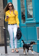 组图：希拉里巴黎遛狗享受惬意生活