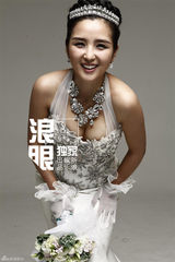 组图：何洁赫子铭大婚将近 最新婚纱照性感露沟