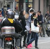 组图：海清潮装亮相粉鞋扮嫩 青睐街边小吃显平民