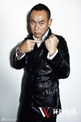 组图：林保怡拍首个内地封面 造型绅士眼神犀利         