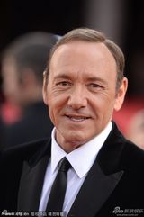 高清图：《纸牌屋》凯文-史派西亮相金球奖红毯