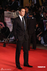 高清：《如梦》剧组亮相红毯 吴彦祖袁泉红毯亲密