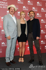 组图：《杀戮》发布会 温丝莱特仪态万方男星献吻