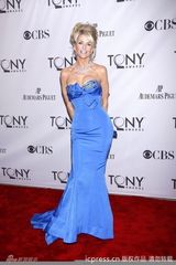 组图：托尼奖红毯星光熠熠 女星斗艳秀腿露肩