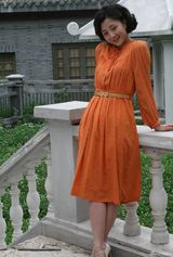 高清图：殷桃复古写真巧笑嫣然 大家闺秀抱猫咪