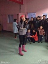 组图：张柏芝下乡做慈善 素颜骑拖拉机变女汉子