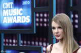 高清组图：美国乡村音乐协会奖红毯 斯威夫特性感