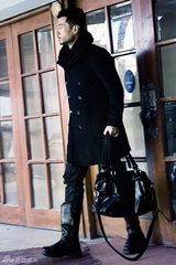 组图：谭凯早春街拍尽显文艺气息