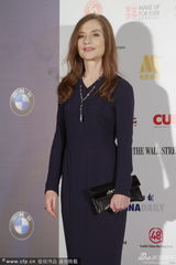 组图：法国著名女星于佩尔蓝裙优雅现身