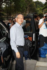 组图：《单身男女2》古天乐片场庆生欢乐多