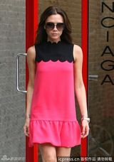 组图：贝嫂为时装周奔忙 桃红礼服配超高跟掀甜美风