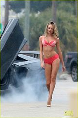 组图：内衣超模街头秀诱惑胴体 上演香车美女