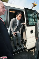 高清图：郭晶晶霍启刚8日注册 闪钻迷人美背抢镜