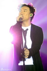 幻灯组图：陈奕迅上海连唱3晚 不以造型为卖点 