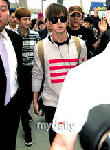 组图：神起SJ少时等SM家族赴印尼开唱亮相机场