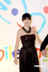 幻灯图集：王菲再现招牌烟熏妆 刘嘉玲黄色唐装雷人