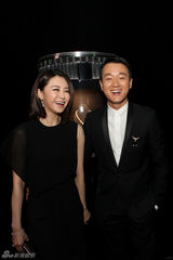 组图：佟大为关悦活动秀婚戒 与刘嘉玲亲密热聊