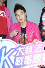 组图：潘玮柏摇下体跳哈林摇 对新恋情没有期待