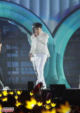 组图：BigBang火热开唱 座无虚席粉丝high翻场