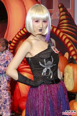 组图：吴卓羲宣传万圣节扮吸血鬼 高海宁险走光