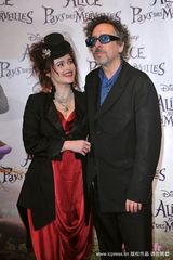 幻灯：《爱丽丝》巴黎首映 蒂姆-波顿夫妇形影不离