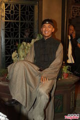 组图：吴孟达片场披头散发 与钟汉良鬼马搞怪