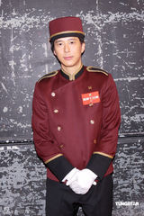 高清图：马浚伟与郭羡妮冰释前嫌亲密拍照