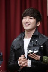 组图：韩国神话组合成员李珉宇结束兵役与粉丝见面