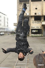 组图：汪东城《姐姐立正向前走》倒吊钢索保千万险