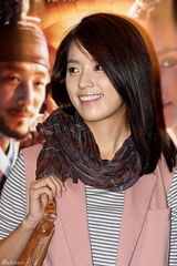 高清图：大热韩剧《同伊》庆功 韩孝珠休闲装扮迷人