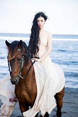 组图：张辛苑写真清逸出尘 做以梦为马的人