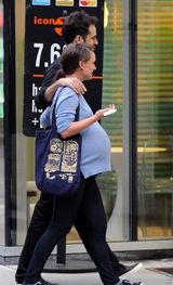 组图：娜塔莉挺大肚逛街 与未婚夫热吻秀恩爱