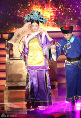 组图：蒋欣再变华妃现身大咖秀PK“甄嬛”