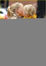 组图：娜奥米-沃兹与老公情侣装出游 可爱儿子缠老爸