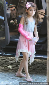 组图：苏瑞拼接裙出街 手臂打石膏不忘扮靓