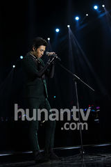 高清图：俞灏明湖南跨年夜复出献唱 表情坚毅