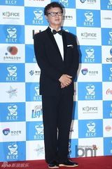 组图：韩国际喜剧节红毯挤胸熊抱肉搏精彩不断